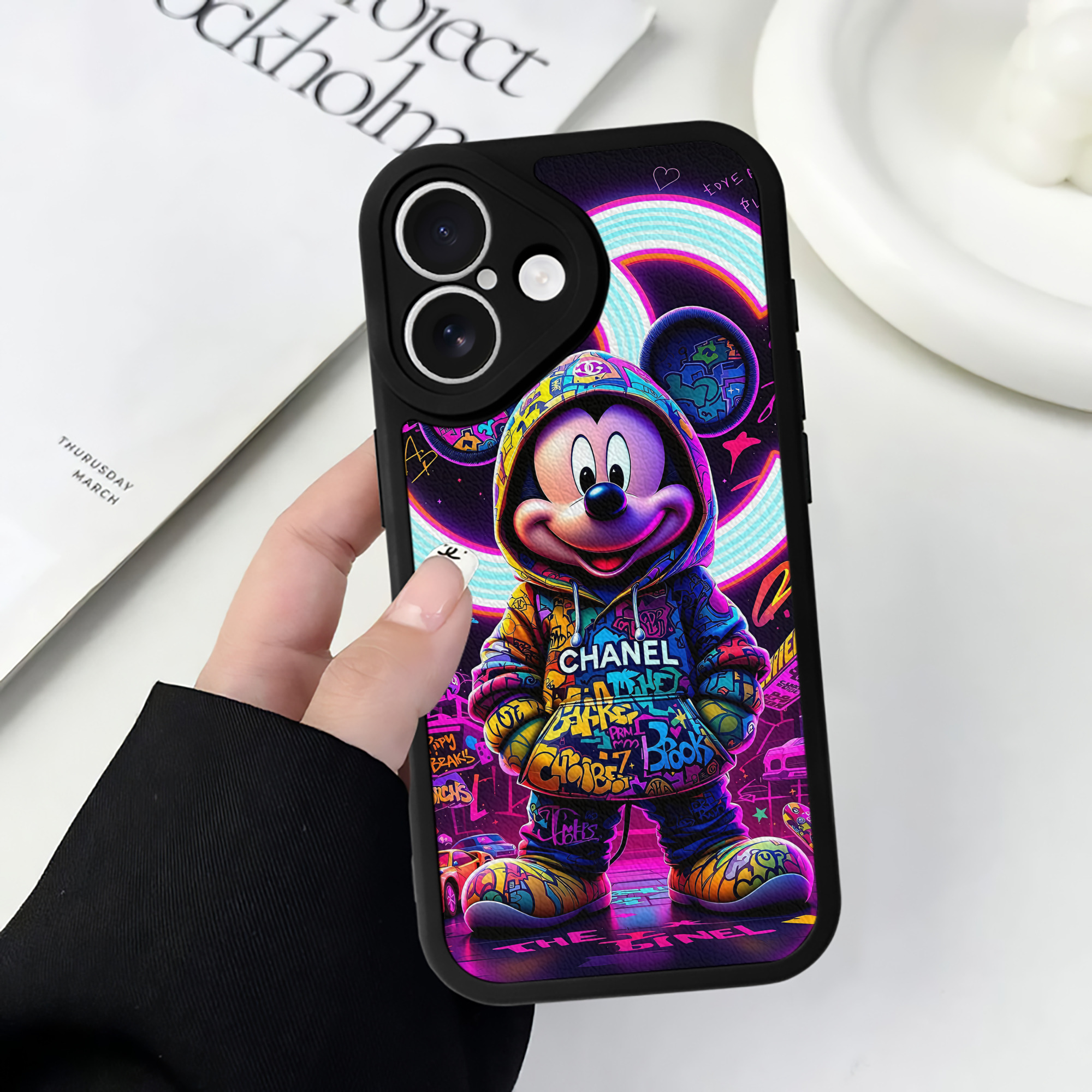 （画像用） ミッキーマウス Mickey Mouse 【iPhone 16シリーズ対応】シリコンスマホケース（レザー調） 材質：シリコン
